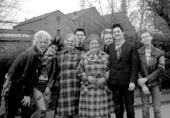 punks-and-grandmas-in-castle-gardens-leicester-england-1978-v0-ll5arxmebbq81